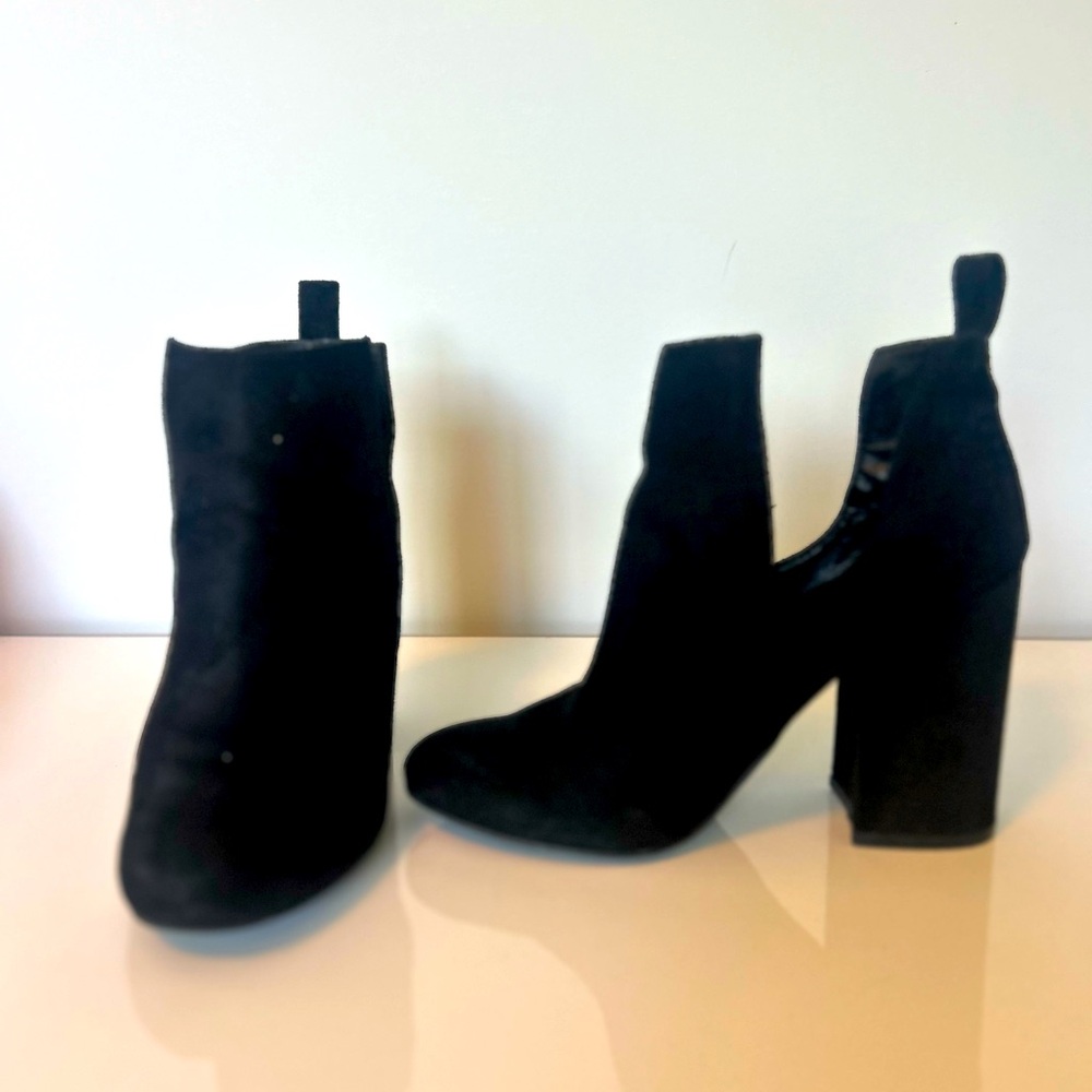 Steve Madden Black Suede Cut-Out Heels – Size 7